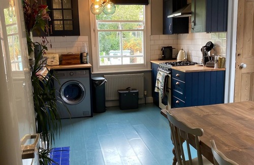 Knight's Hill Apartamento | Spacious and homely flat perfect for a couple