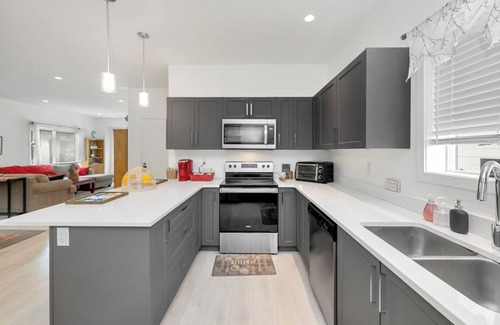 Saanichton Casa | Spacious and modern new construction with lots of room for the family.