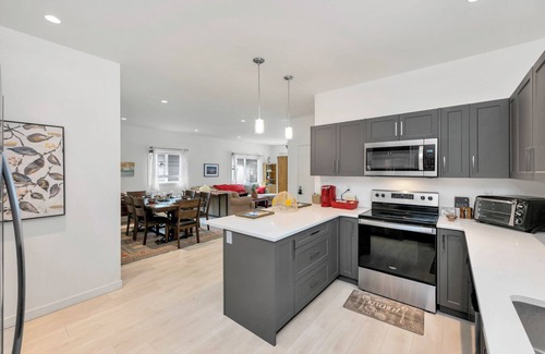 Saanichton Casa | Spacious and modern new construction with lots of room for the family.