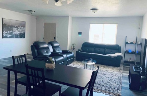 Spanish Fork Casa | Spacious and Modern Suburban Townhome