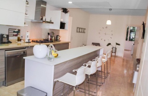 Boegoeroei Apartamento | Spacious and modern 4-bedroom condo ground level