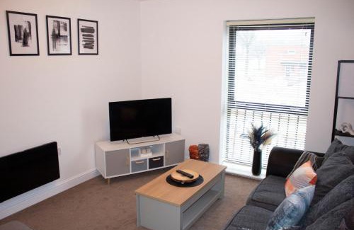 Wolverhampton Apartamento | Spacious and modern apartment near Molineux Stadium, perfect for contractors, parking and WiFi