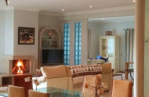 Pataias Gare Villa | Amplia y moderna villa en medio de los pinos - Clos de mur - NAZARÉ