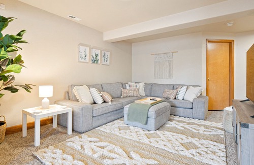 Stetson Hills Apartamento | Spacious and peaceful basement apartment.