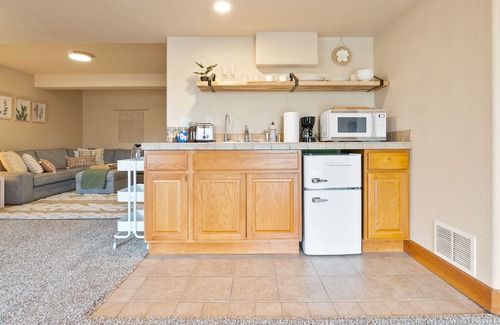 Stetson Hills Apartamento | Spacious and peaceful basement apartment.