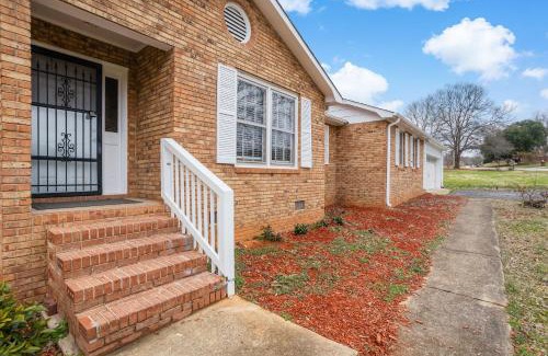 Valley Falls Casa | Spacious and private home at Boiling Springs