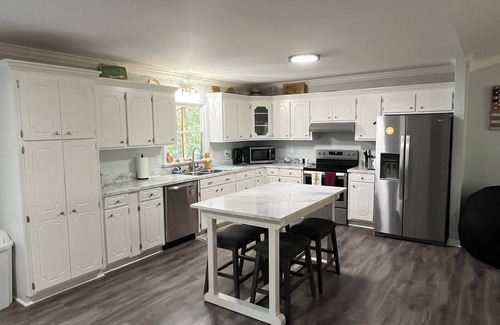 Townville Casa | Spacious and quiet lakehouse with dock on Lake Hartwell