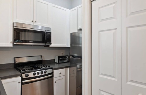 Westside Apartamento | Spacious and Quiet One Block off King Street