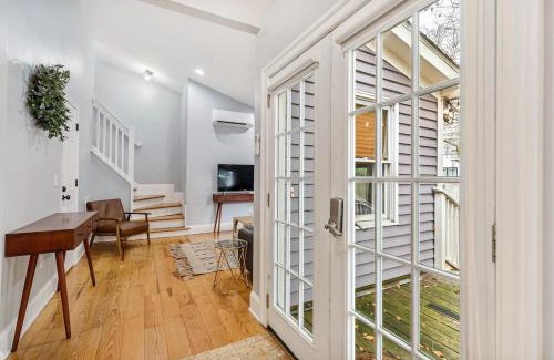 Westside Apartamento | Spacious and Quiet One Block off King Street