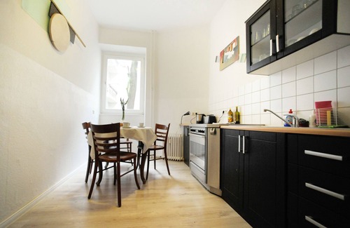 Gesundbrunnen Apartamento | Amplio edificio antiguo renovado, con un baño rediseñado y 2 balcones