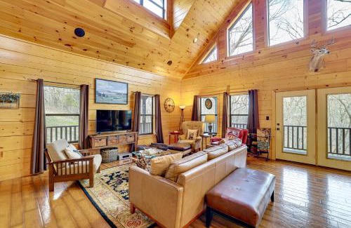 Maysville Casa | Spacious and Secluded Cabin 25 Mi to Bentonville!