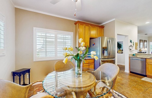 Burnt Store Marina Condominio | Spacious and snowbird friendly home with W/D, close to beaches, parks and harbor