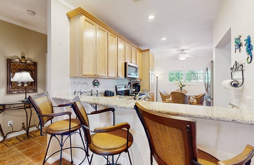 Burnt Store Marina Condominio | Spacious and snowbird friendly home with W/D, close to beaches, parks and harbor