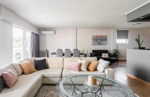 Alimos Apartamento | Spacious and sunlit seaside flat