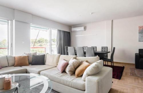 Alimos Apartamento | Spacious and sunlit seaside flat