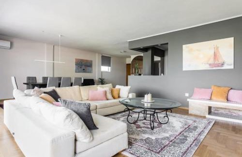 Alimos Apartamento | Spacious and sunlit seaside flat