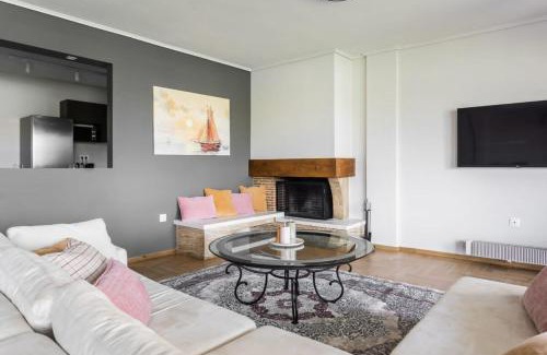 Alimos Apartamento | Spacious and sunlit seaside flat