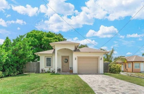 Greenacres Casa | Spacious and Updated 3/2 Bed and Bath!