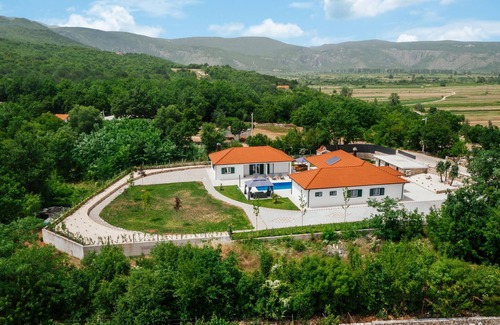 Prolozac Casa | Spacious and wheelchair-accessible vacation home with many amenities.