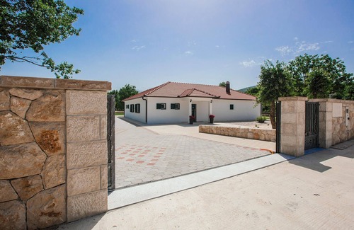 Prolozac Casa | Spacious and wheelchair-accessible vacation home with many amenities.