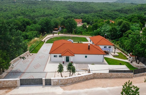 Prolozac Casa | Spacious and wheelchair-accessible vacation home with many amenities.