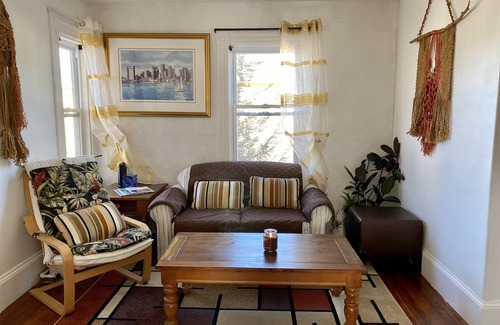 Medford Apartamento | Amplio apartamento - ¡A 5 millas de Boston!