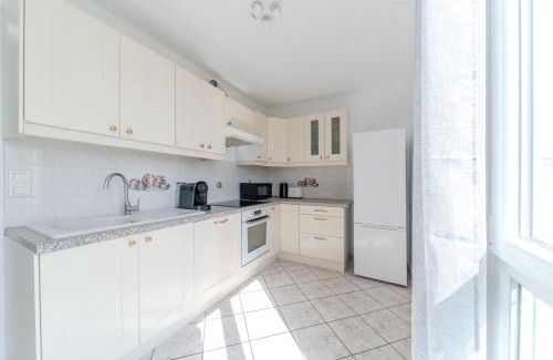 Bron Apartamento | Spacious Apartment for 8 People - Bron Grand Clement