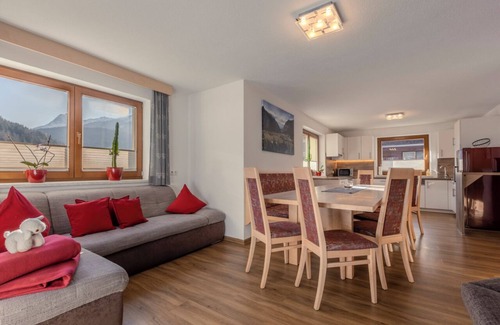 Umhausen Apartamento | Amplio apartamento para 2 a 9 personas con jardín.