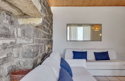 Pognana Lario Apartamento | Spacious Apartment in Pognana Lario with Pool