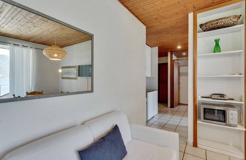 Pognana Lario Apartamento | Spacious Apartment in Pognana Lario with Pool