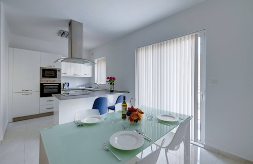Gzira Apartamento | Spacious Apartment Steps to the Promenade