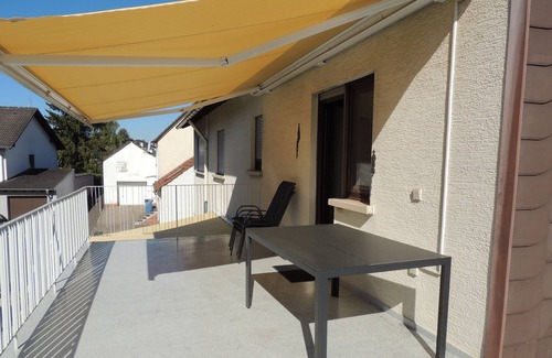 Weilerbach Apartamento | Spacious apartment with a very large balcony and living room