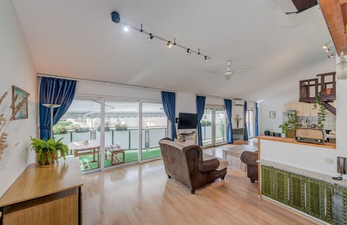 Vranjic Apartamento | Spacious apartment w. three balconies and parking