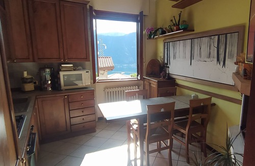 Crebbio Apartamento | Spacious apartment with a view, very well equipped, between lake and mountain.