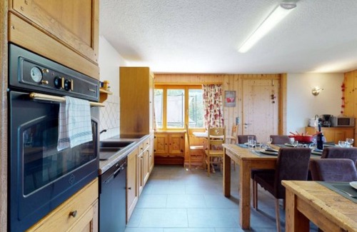 Saint-Pierre-de-Clages Apartamento | Spacious Apartment With Balcony