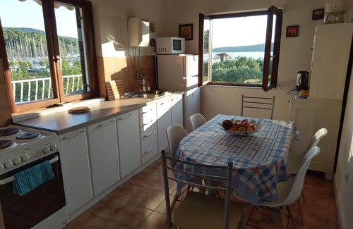 Slano Apartamento | Amplio apartamento con hermosas vistas al puerto deportivo y al mar.