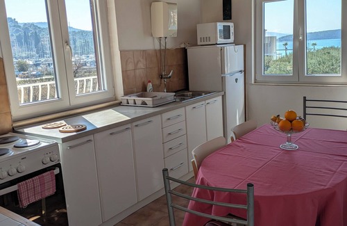 Slano Apartamento | Amplio apartamento con hermosas vistas al puerto deportivo y al mar.