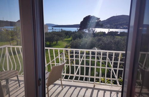 Slano Apartamento | Amplio apartamento con hermosas vistas al puerto deportivo y al mar.