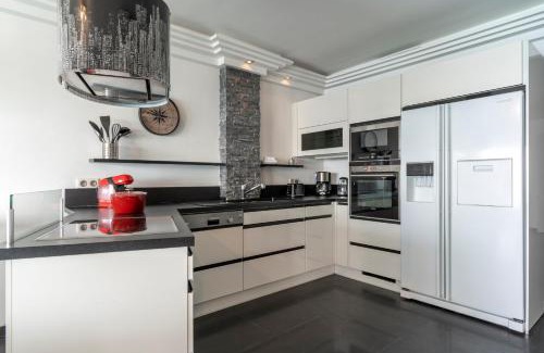 Juan-les-Pins Apartamento | Spacious apartment with sea view in Antibes