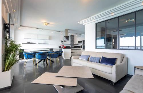 Juan-les-Pins Apartamento | Spacious apartment with sea view in Antibes