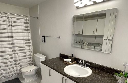 Laval Apartamento | Spacious Aprt 3BED-1King. Free Parking. WIFI.