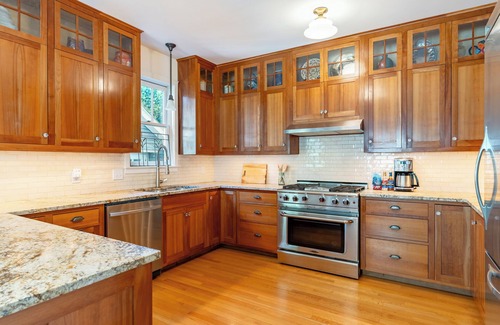 North Admiral Casa | Spacious Art Filled Craftsman with Garden Oasis - Near Beach & City