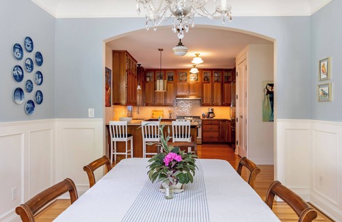 North Admiral Casa | Spacious Art Filled Craftsman with Garden Oasis - Near Beach & City