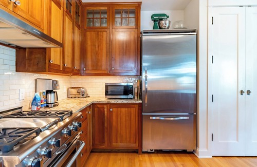 North Admiral Casa | Spacious Art Filled Craftsman with Garden Oasis - Near Beach & City