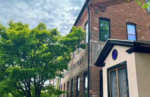 Hopewell Condominio | Spacious, artist-designed apartment in 1890s chocolate factory. DOG FRIENDLY!