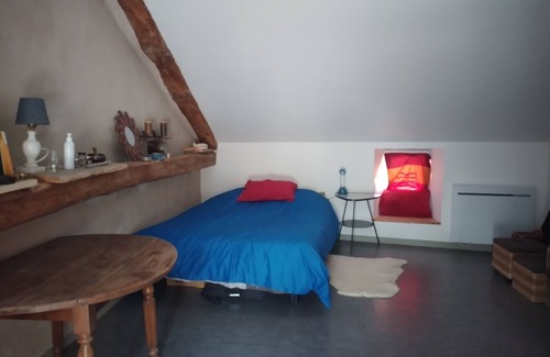 Compregnac Cama Y Desayuno | Spacious attic room in a guest house