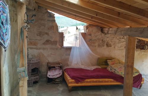 Compregnac Cama Y Desayuno | Spacious attic room in a guest house