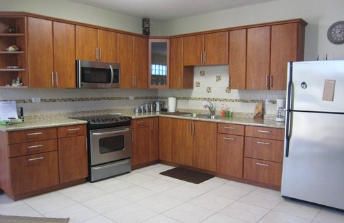 Jobos Apartamento | Amplias, atractivamente decoradas, 2 dormitorios, 1 baño, Apt privado, 4 minutos a la playa de Jobos
