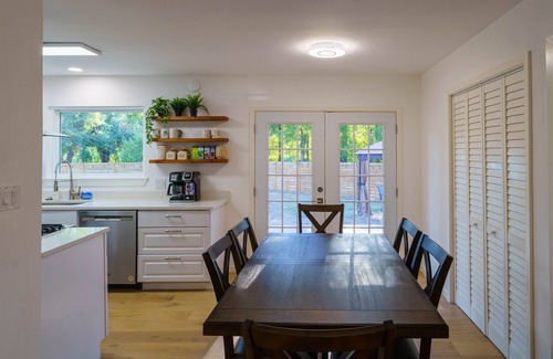 Rosewood Casa | Spacious Austin Getaway King+3 Queen Family/Group