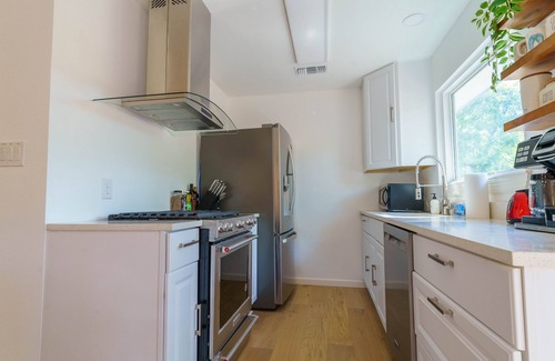 Rosewood Casa | Spacious Austin Getaway King+3 Queen Family/Group